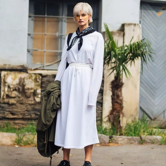 Pack of 2 Fashion Bandanas for Hair/Scarf/Top/Bag Accessorizing in Black and Red - Picture 5 of 10